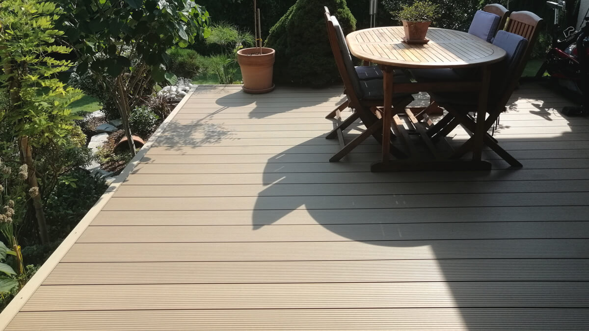 Taras-ze-Schodkami-z-deski-kompozytowej-standard-miodowy-Teak