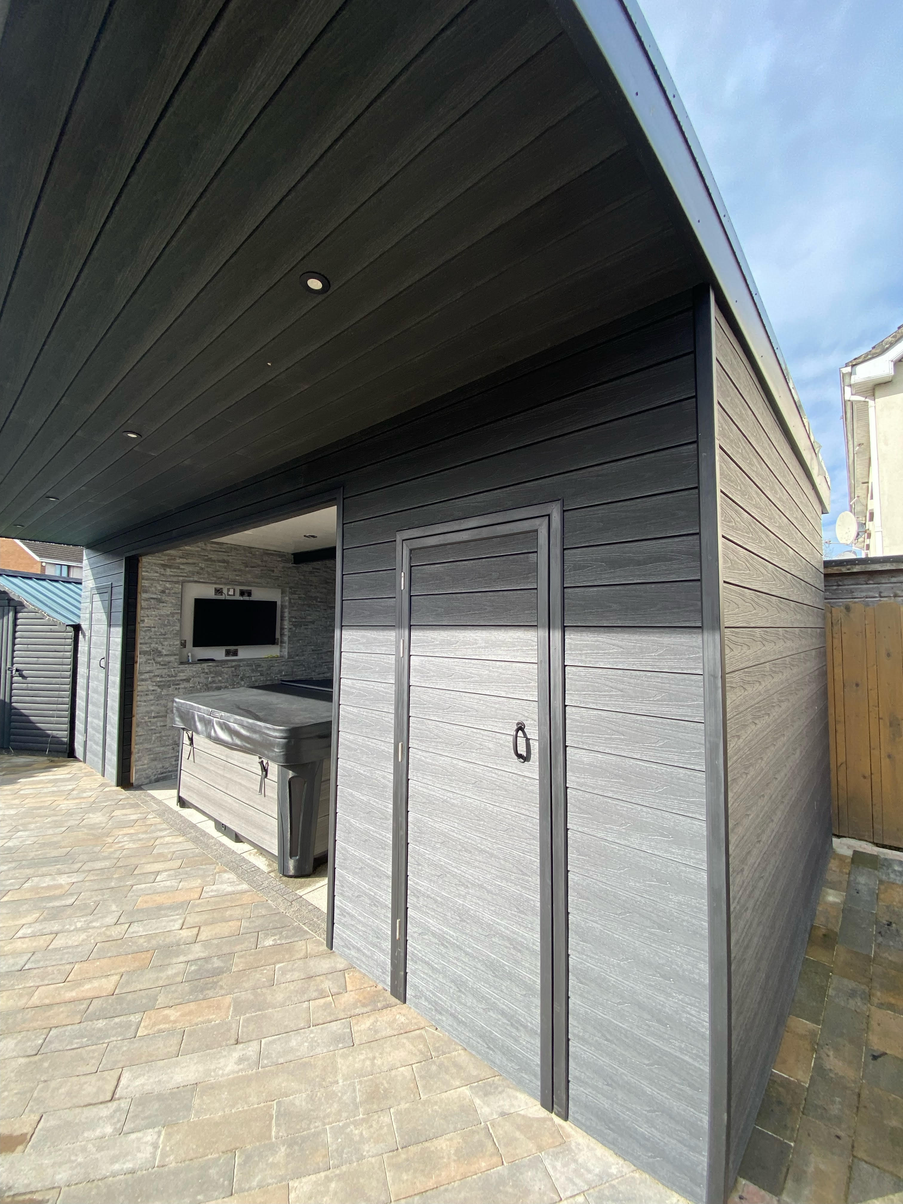 domek ogrodowy z zadaszeniem z deski elewacyjnej premium gray